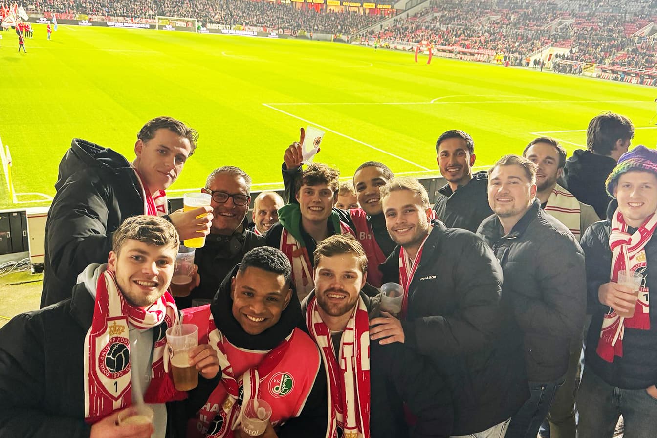 Freundesgruppe auf Fußballreise, gemeinsam unterwegs zum Stadion