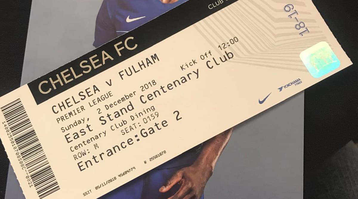 Ein Fußballticket für ein englisches Spiel in der Hand